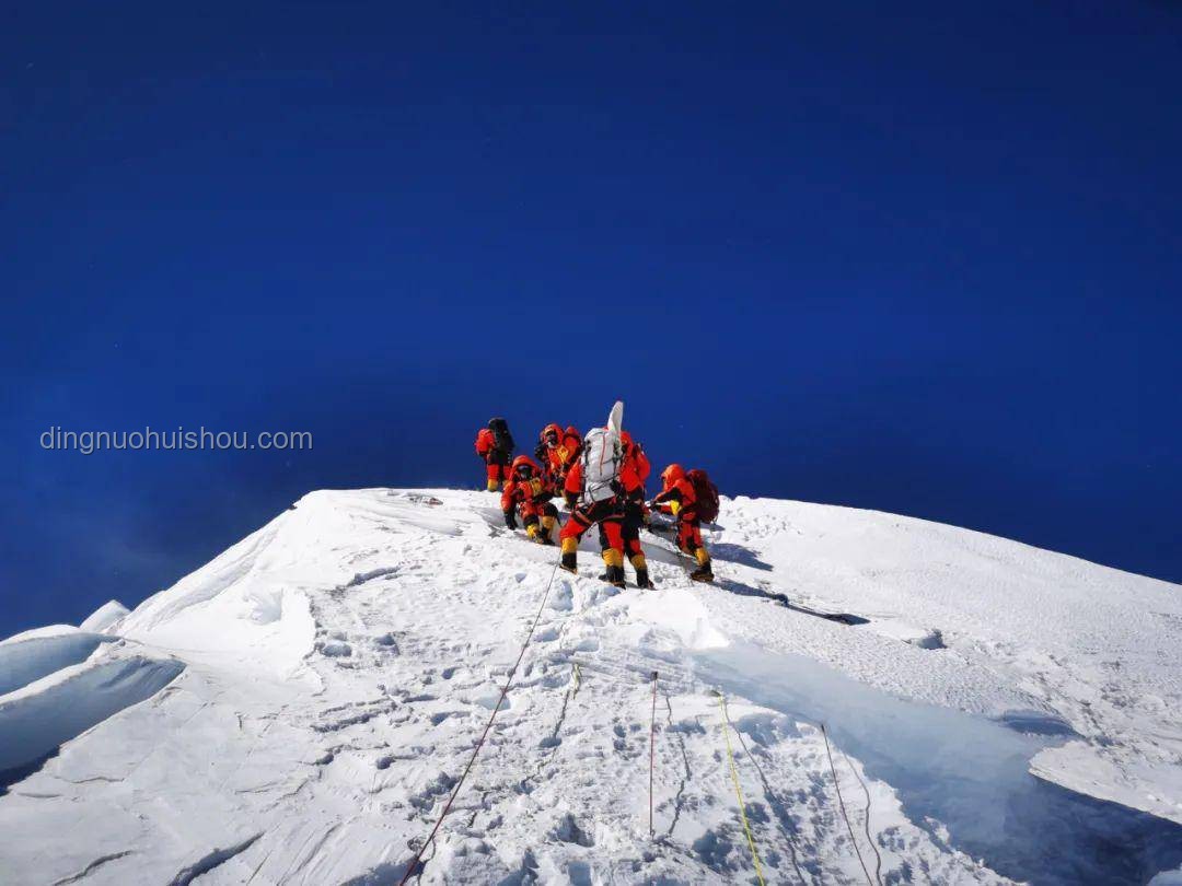 李浩榕镜头下的珠峰：青少年登山壮举与极限挑战的深度剖析